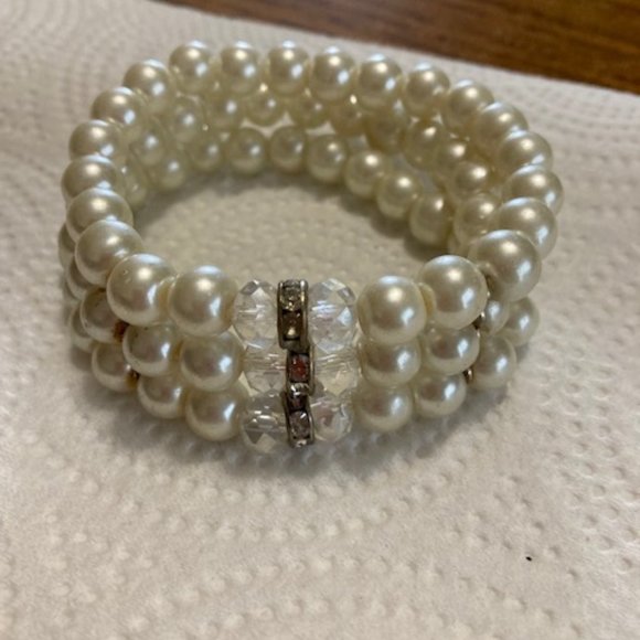 Three tier ivory faux pearl elastic bracelet - Picture 3 of 3